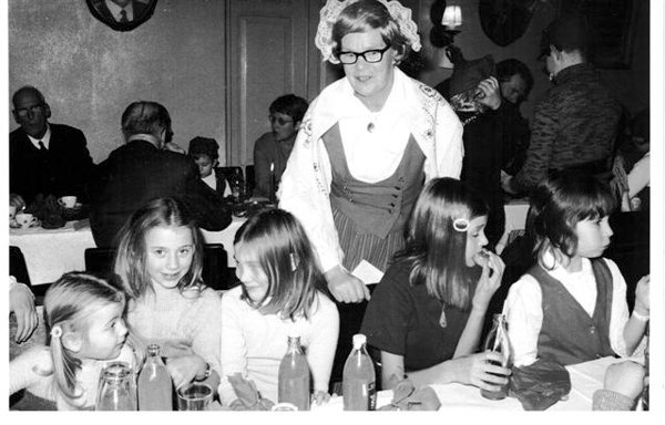 Gunvor Ekholm i folkdräkt 1971.